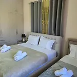 Ari Villa *